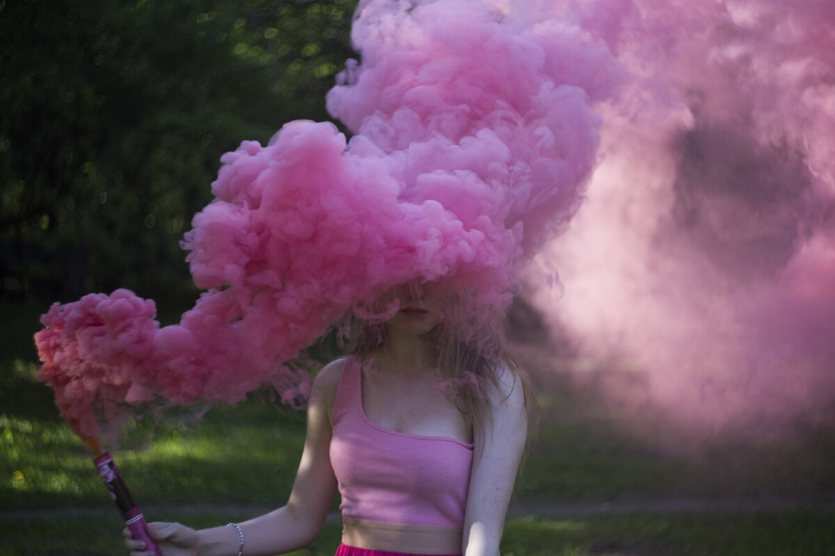 Песни розовый дым. Цветной дым. Розовый дым. Цветной дым розовый. Розовая дымка.