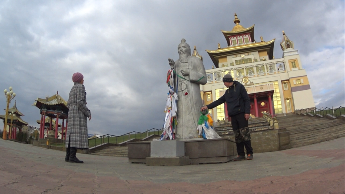 Памятник Белому старцу и священный сайгак, которого принято гладить по голове. Фото автора