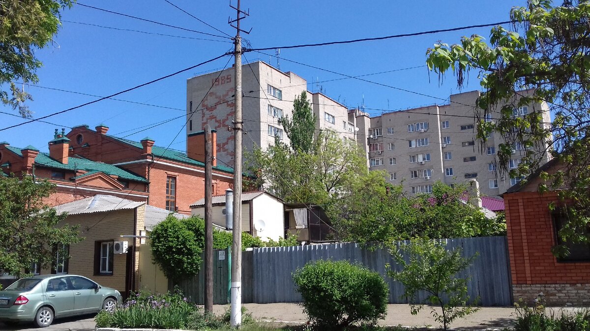 Один из немногих высотных домов в центре Ейска