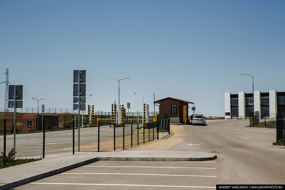 погранпереход Бавра в Армении - гораздо более спокойный, чем переход Баграташен, через который я заезжал