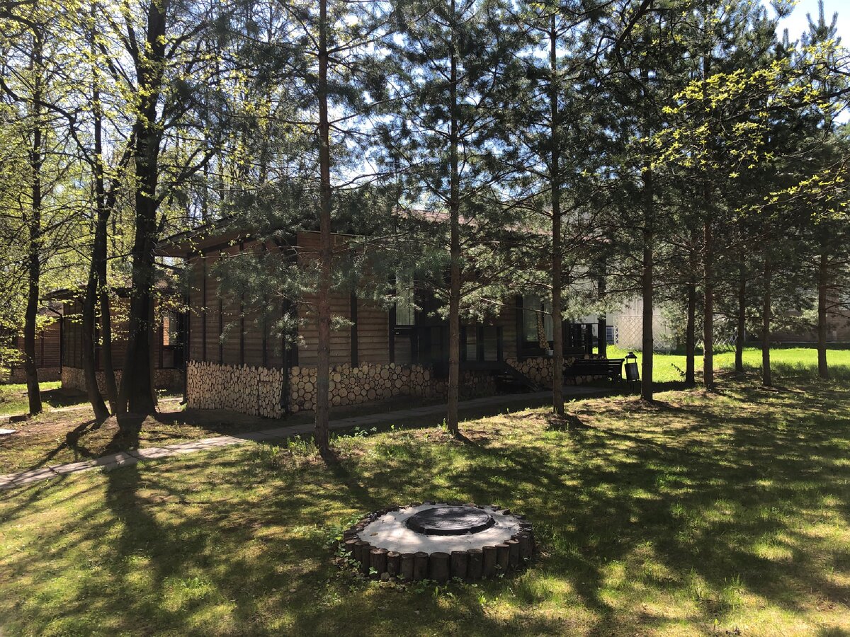 Лесной номерной фонд Форесты исполненен в виде небольших котеджей