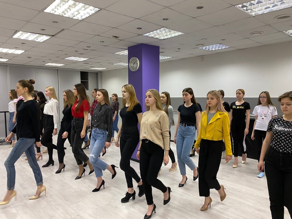 Занятия на уроке "дефиле" в школе моделей
