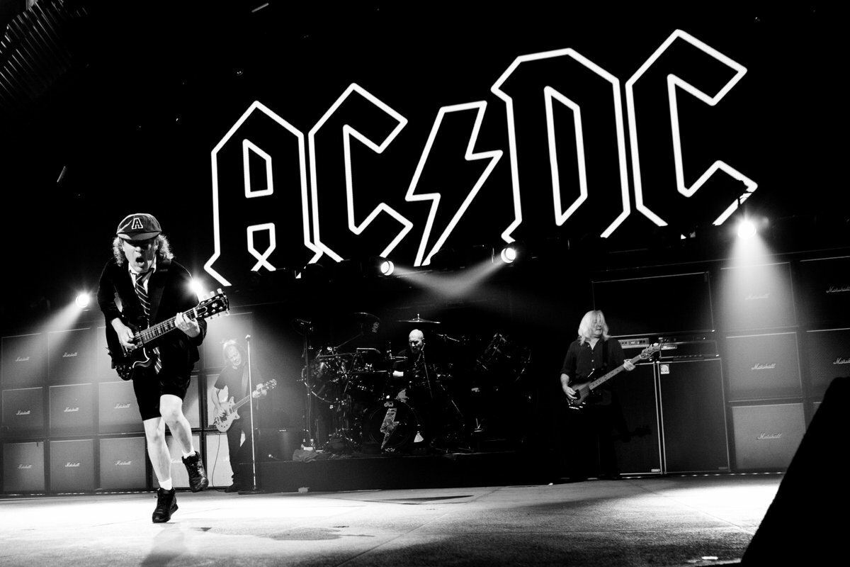 AC/DC (сокр. от англ. alternating current/direct current — переменный/постоянный ток) — австралийская рок-группа, сформированная в Сиднее (Австралия) в ноябре 1973 года братьями Малькольмом и Ангусом Янгами.