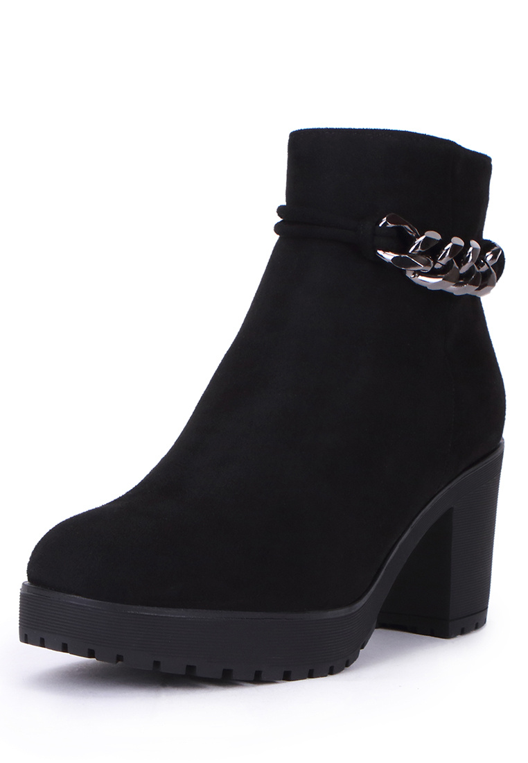 Модная женская обувь весна-лето 2020: ботфорты и ботинки 
Вначале весны еще довольно холодно, поэтому ботфорты и ботинки – маст-хев в 2020 году. Для повседневной жизни незаменимыми будут ботинки. Поскольку именно они преимущественно нейтральные, комфортные и не слишком яркие. Но есть и весьма необычные модели с цветными вставками и принтами. Что касается ботфортов, то они вновь актуальны, причем это касается самых разных моделей. То есть они могут быть выполнены не только из кожи, но из замши или нубука. Обратите внимание на яркие модели, а также с имитацией животного принта. Но помните, что такую обувь крайне важно сочетать с лаконичной одеждой, чтобы образ не выглядел вульгарно. Тем, кто только начинает интересоваться модными новинками, лучше приобрести сдержанные ботфорты. 
