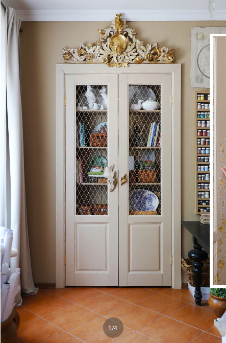 В мастерской художника все неслучайно. И даже простая ниша в стене неожиданно превращается в оригинальный шкаф. Нажмите на стрелочку и дверь шкафа приоткроется:))Фото из архива журнала "Живем на даче"