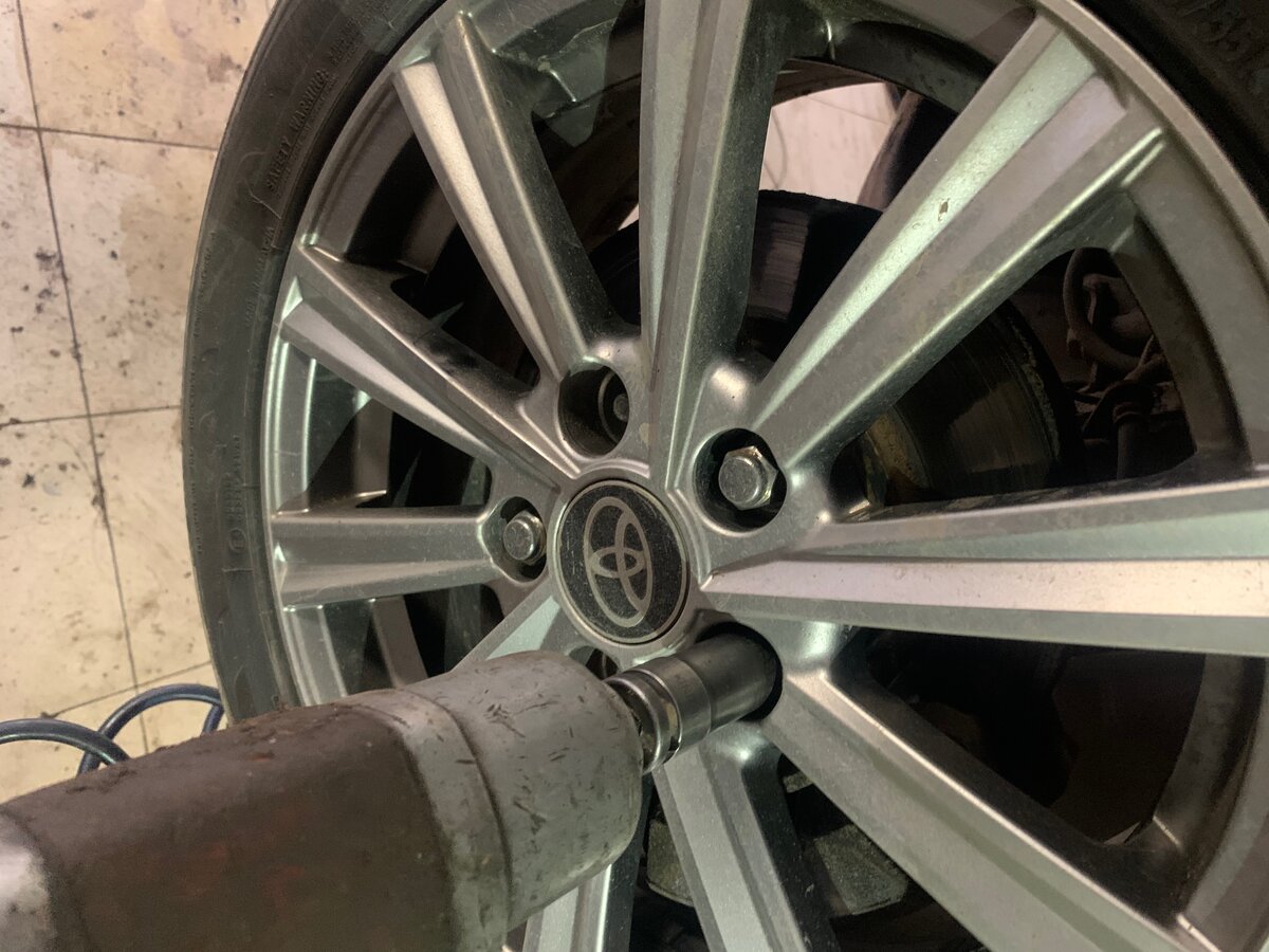 Отвинтить 5 гаек удерживающих колесо головкой на 19