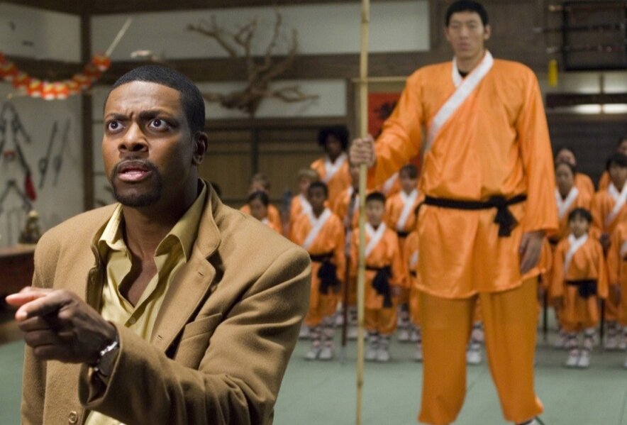 У китайского консула в США похищают дочь, требуя выкуп. На помощь агентам ФБР приходит разгильдяй - полицейский и специально прибывший в Штаты китайский омоновец Джеки Чан. После некоторых междусобойчиков из них получается неплохая команда, которая и спасает дочь консула... Всего их кстати 3 части 