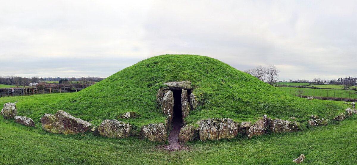 пустой холм Брин-Келли-Ди (Bryn Celli Ddu) в Уэльсе. Фото автора