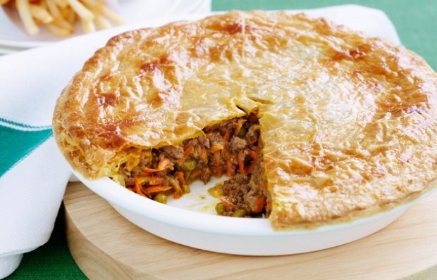 Вы наверняка слышали про английские пироги pie – невероятно сытные и вкусные. О них еще Владимир Владимирович Познер рассказывал в одной из своих передач. Так вот, начинка этих пирогов – мраморная говядина Вагю, грибы мацутакэ (800$ за килограмм), черные трюфели (400$ за килограмм), листья пищевого золота и даже вино Шато Мутон Ротшильд (1740$ за бутылку). Более того, таким пирогом способны наесться 8 взрослых мужчин, и он вкуснее обычного стейка – по крайне мере, так говорит шеф-повар ресторана Fence Gate – места, где готовят это блюдо.