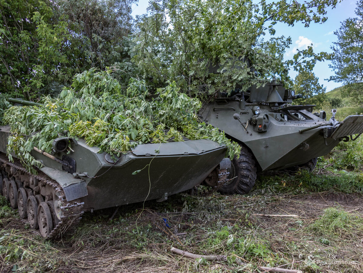 Пошёл на речку, а нашёл спрятанные боевые машины десанта и пару ЗРК «Стрела» ???