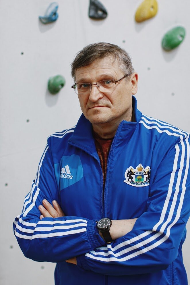 Заслуженный тренер России по скалолазанию. Мастер спорта России по скалолазанию и альпинизму.