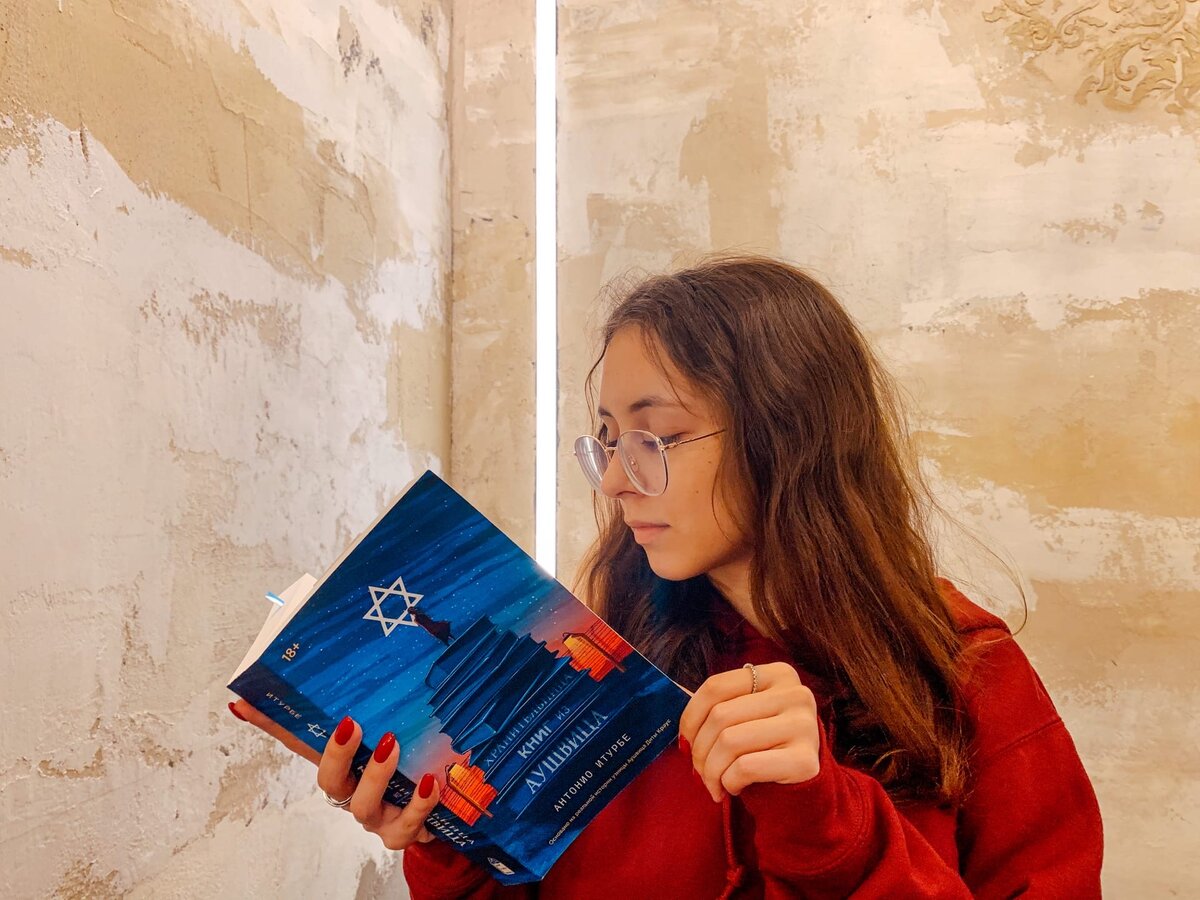 Книга "Хранительница книг из Аушвица". Instagram: @bookllock