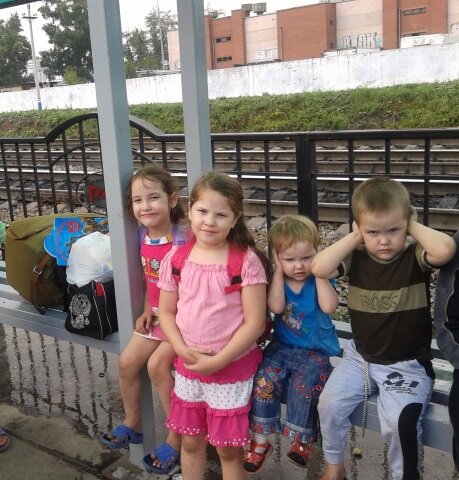Это фото 2013 года  мы ездили в Екатеринбург покупать Яне и Мелисе школьную форму и рюкзаки, думали там выбор больше 🤔 Тут Яне 7 лет и Мелисе 6 лет, август, в сентябре они пошли в 1 класс вместе. Лучика совсем малышка 4 года. Ратмир похож на Ярославика... закрыл уши потому что проходила мимо электричка.
