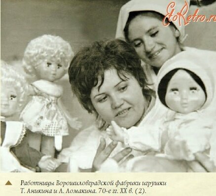 Прекрасные девушки фабрики со своими творениями.