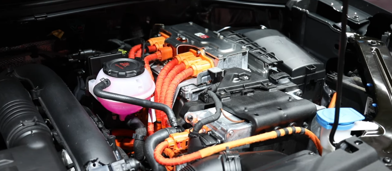 Внешний вид гибридного бензинового двигателя с блоком цилиндров TSI с мощностью 148 лошадиных сил и с рабочим объемом 1,4 литра.