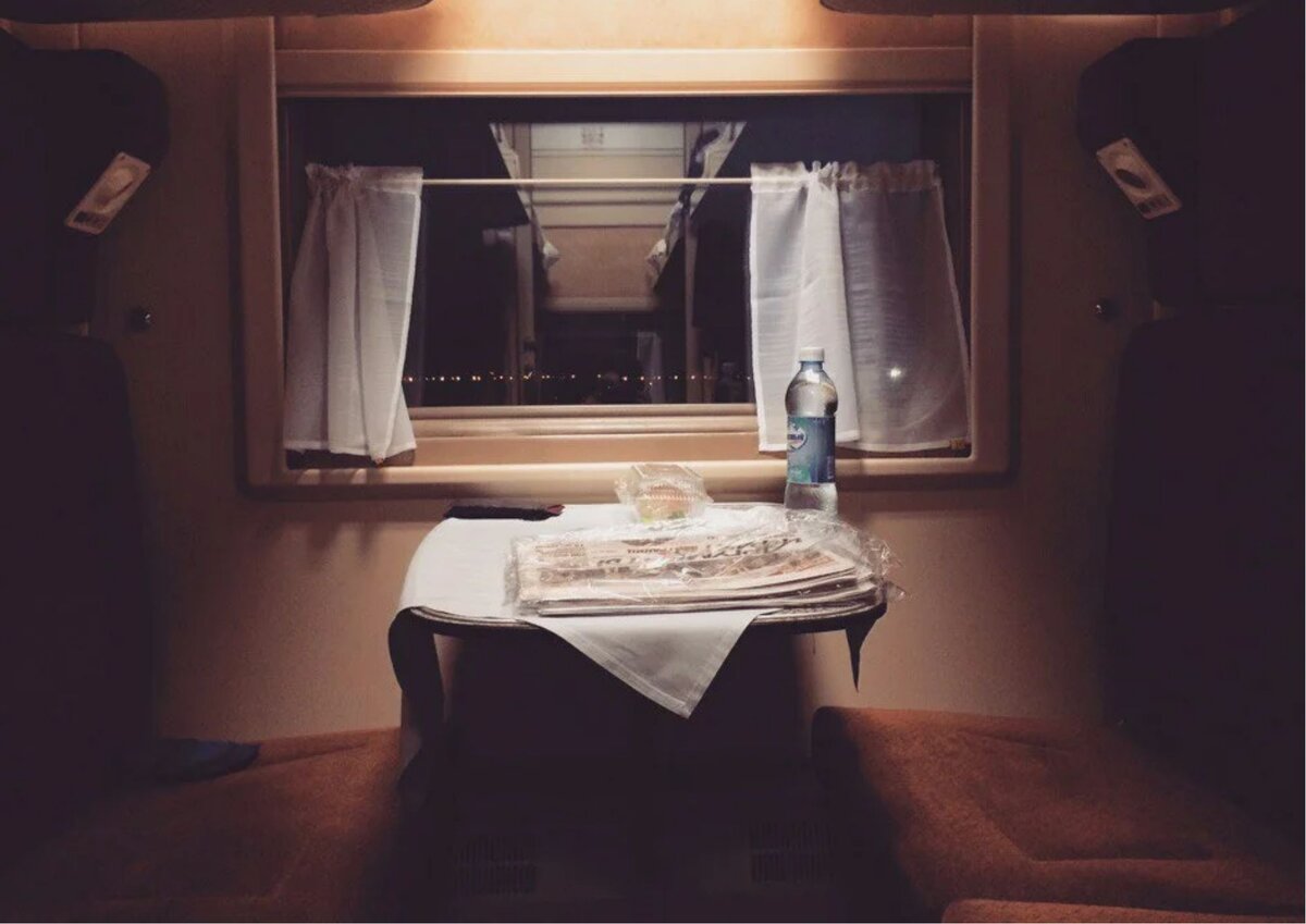 Поезд спать ночью. Купе в поезде. Уютное купе в поезде. Вид из плацкарта. Столик в купе поезда.