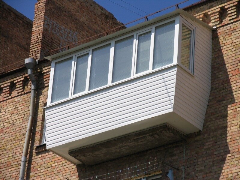3 ошибки при остеклении балкона с крышей, из-за которых хозяева потом теряют покой