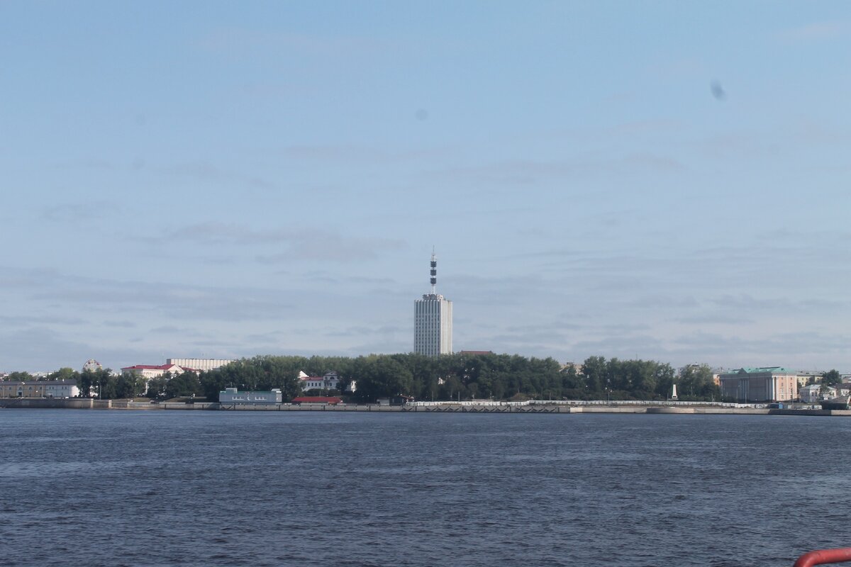 Вид на центр города со стороны реки Северная Двина