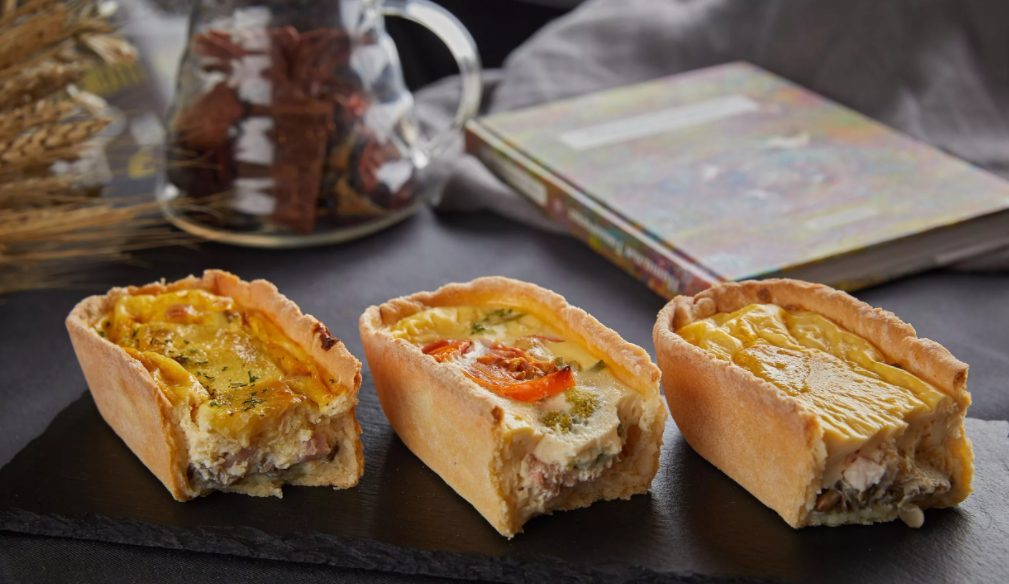 Еще один вариант праздничной подачи. Если есть дома маленькие формы для выпечки, то пирогов можно сделать несколько и с разными начинками.