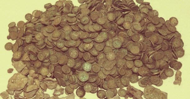 Был найден горшок, наполненный римскими динариями.