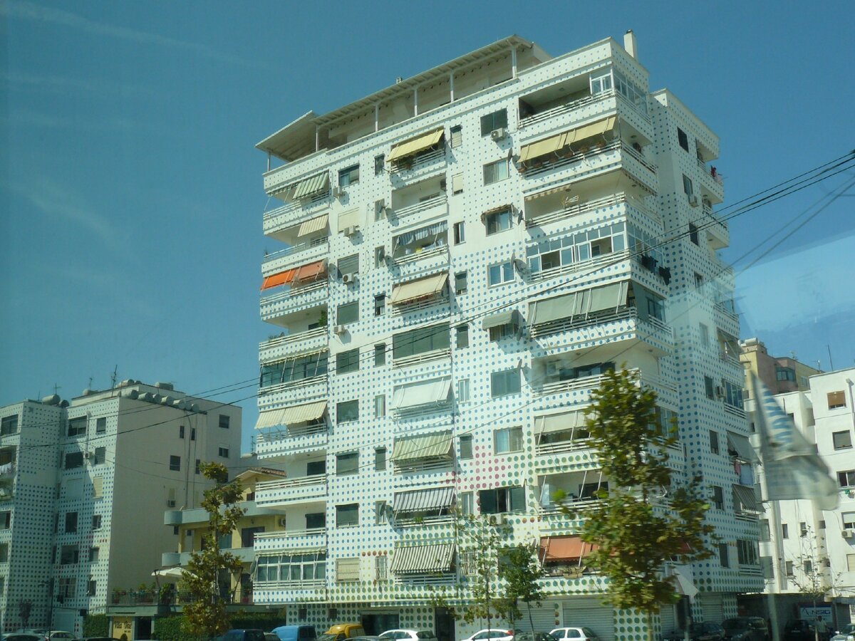 Тирана. Дома в горошек.