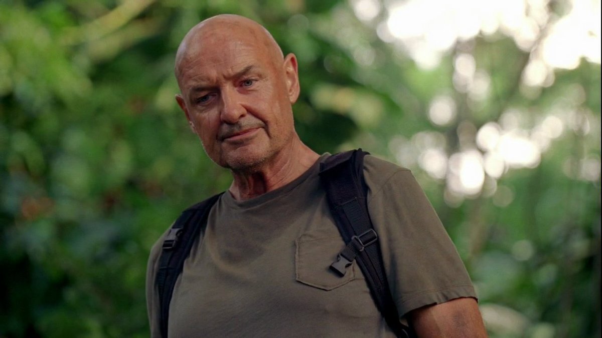 Актёр Терри О’Куинн может быть вам известен по роли Джона Локка из сериала "Lost". Помните? Про экипаж самолёта, потерпевшего крушение над островом? Если не смотрели - очень рекомендую! 