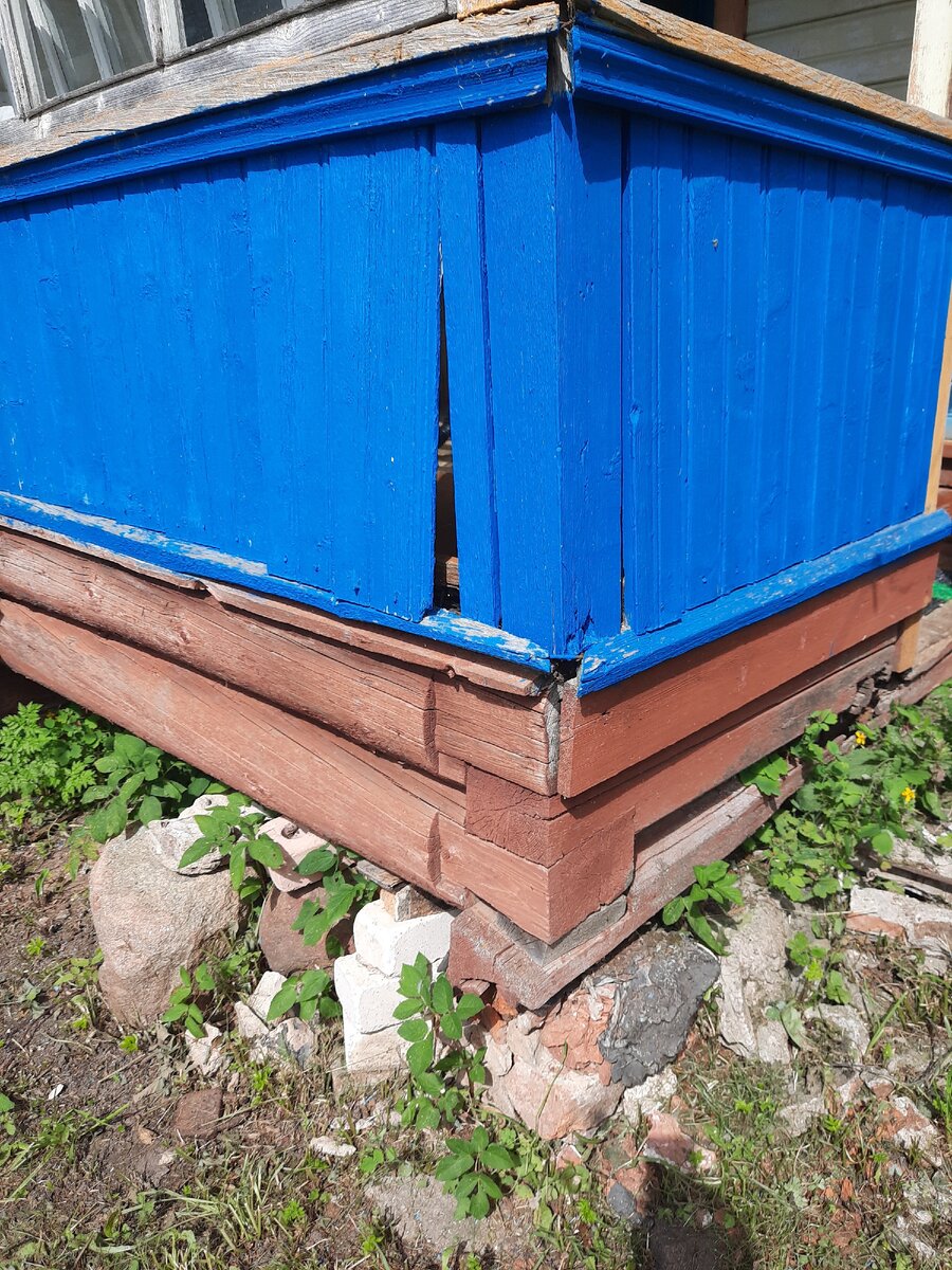 Самый проблемный угол. Под ним разрушился фундамент, поэтому летом будем поднимать его