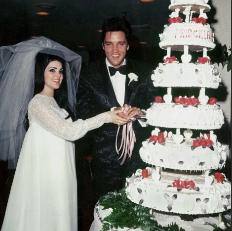 Молодожены разрезают шестиярусный торт. Фото Яндекс.Картинки.