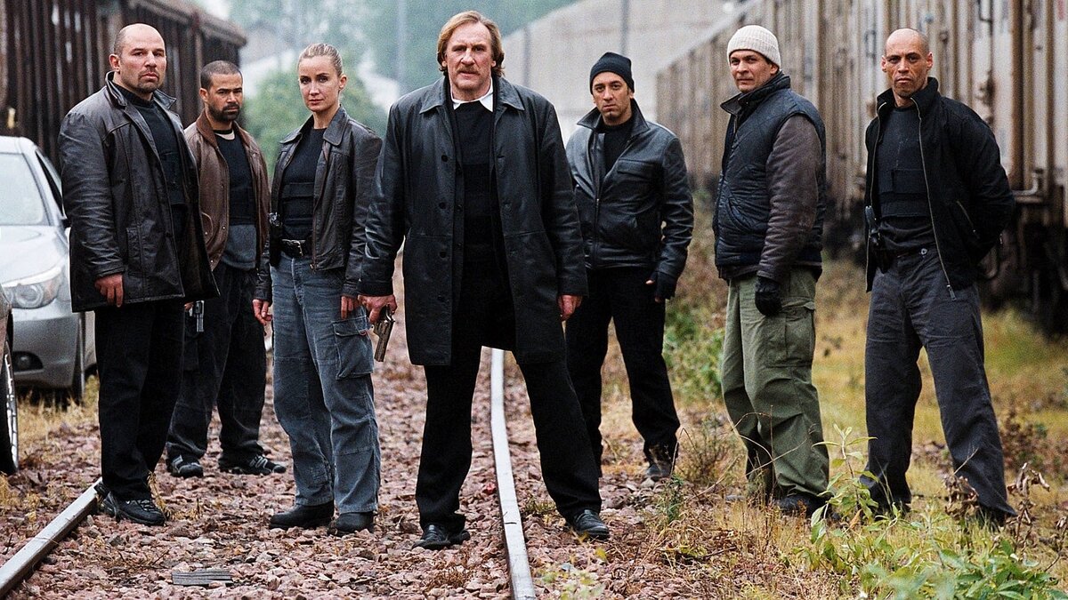 К сожалению, по суровым лицам соратников не всегда понятно, кто предатель. Взято на Яндекс картинки https://clck.ru/VDpkL