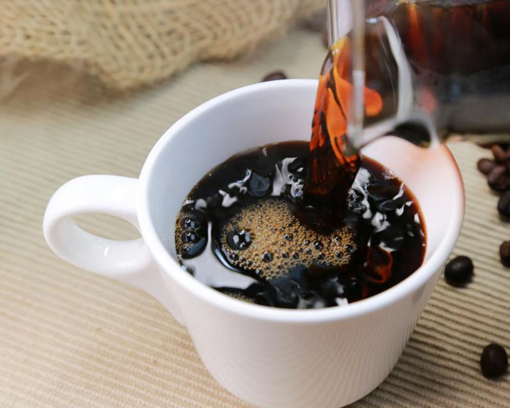Чай кофе без сахара. Кофе. Чашка черного кофе. Черный кофе. Кофе заваривать в чашке.