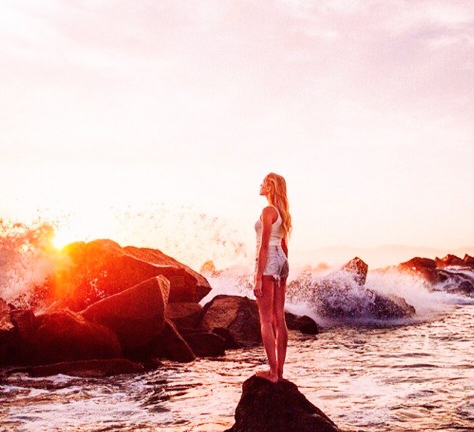 красивые силуэты. человек на закате. мечты о любви. девушка на закате. она была огромным солнцем.