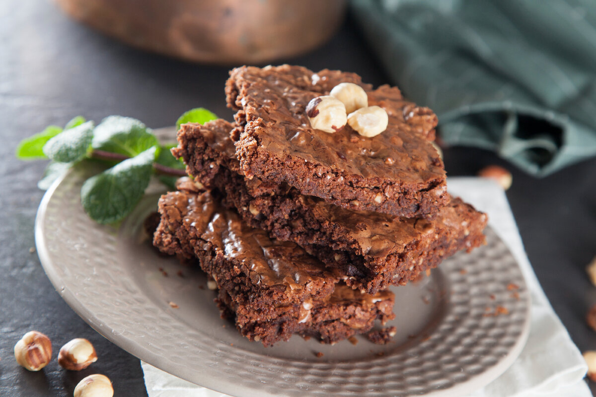Шоколадный брауни с орехами. Брауни с фундуком. Брауни с фундуком и солёной карамелью. Брауни рокслайд. Брауни с фундуком.