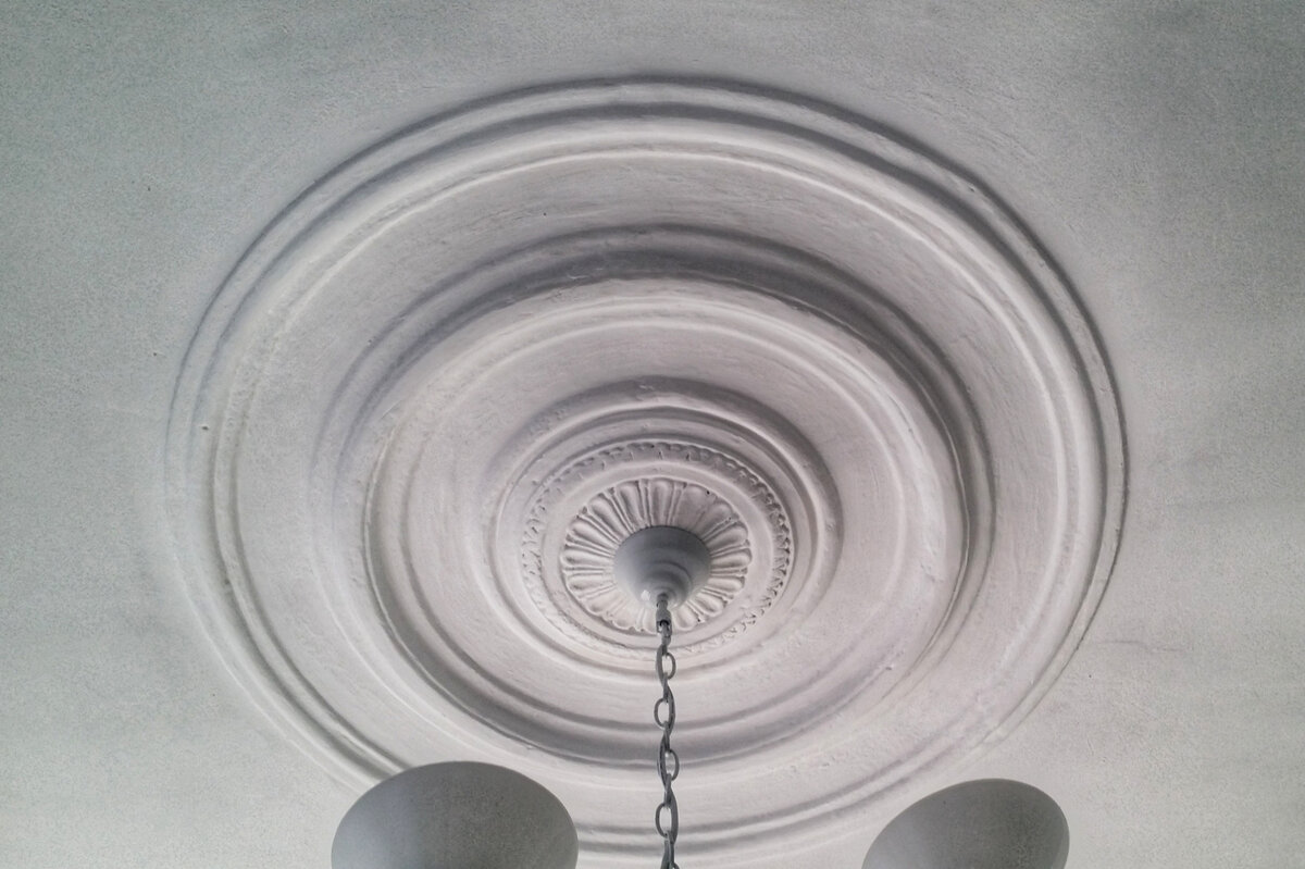 Розетка в виде шестнадцатилепестковой раскрытой хризантемы - символ императорской власти в Японии.