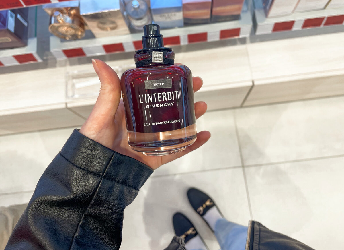 Флакон насыщенного винного цвета, просто прелесть