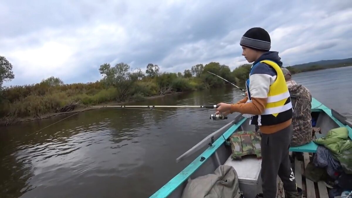 Учим пацанов закидывать блесну, рыбачить на спиннинг.