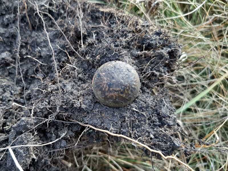 Первая цветная находка, пуговица-орлянка нонейм, наверное китайского производства.