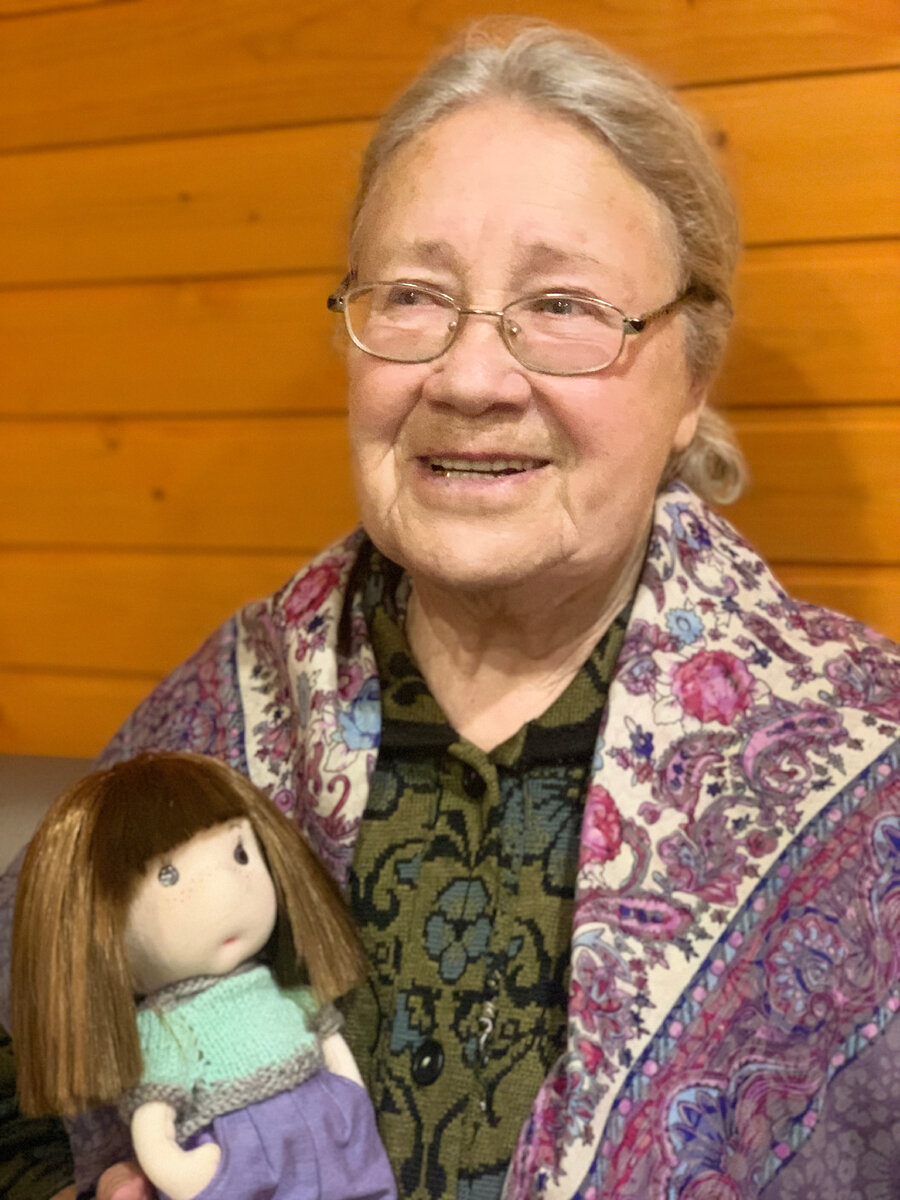 Бабушка с куклой. 