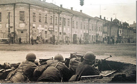 Первого секретарь ЦК КПСС Сергей СкворцовСегодня, 29 октября, исполняется 80 лет с начала обороны Тулы от немецко-фашистских захватчиков. Конечно, это лишь часть более широкой картины боёв за Москву, но я уделю внимание именно ей. Во-первых, потому, что с Тулой связана одна из самых героических страниц обороны столицы (недаром ведь город оружейников удостоился звания города-героя) Более того, борьба туляков оказалась весьма эффективной - по оценке маршала Жукова, «в разгроме немецких войск под Москвой Туле и её жителям принадлежит выдающаяся роль». Во-вторых, потому, что я родился и вырос в Туле, это мой родной город, и мне особенно близка его история, которой я по праву горжусь. Я не стану вдаваться в стратегию и тактику ведения боёв, а опишу эти события с точки зрения рядовых защитников города, в первую очередь бойцов народного ополчения.В тульском гимне есть фраза «Тула веками оружье ковала, стала похожа сама на ружьё». И действительно, город всегда работал на оборону (это старейший в мире центр по производству стрелкового оружия, существующий уже пятьсот лет), что создало особый тульский характер. За почти девять веков существования города бои за него шли не раз, но, как любил говорить мой покойный отец, «в Тулу никогда не вступала нога иностранного завоевателя». И в этом немалую роль сыграли сами туляки, которые не только делали оружие, но и бесстрашно его применяли.Героическое прошлое и сейчас продолжает о себе напоминать. От того дома, где я жил в Туле, всего двести метров до трамвайной линии, по которой осенью 1941 года проходила линия фронта, где немцев и остановили. В центральном парке находится могила погибших защитников города, за которой бережно ухаживают (и ни один даже самый отъявленный либерал пока что не посмел заявить, что подобным вещам там не место). А гулять в этот парк я ходил по улице Агеева, названной в честь первого комиссара Тульского рабочего полка, погибшего в самом начале боевых действий, вынося раненых с поля боя. Кстати, один этот пример показывает всю ложь антисоветчиков, изображающих комиссаров Красной Армии ничтожными трусами. Нет, господа, трусов там не держали – не зря немцы не брали политработников в плен.Тем не менее, восемьдесят лет – громадный срок. Непосредственных участников боёв 1941 года уже давно нет в живых, и не удивительно, что мои земляки, подавляющее большинство которых гордится тем, что Тула – город-герой, как правило, воспринимают её оборону как «преданья старины глубокой».Со мной дело обстоит иначе – я знаю об обороне Тулы, можно сказать, из первых рук. Я ведь очень поздний ребёнок - когда я родился, моему отцу, Борису Сергеевичу Скворцову, уже исполнилось полвека. 1941 год он встретил зрелым мужчиной тридцатипятилетнего возраста, а похоронил я его, когда мне самому уже исполнилось 35 лет. Так что у нас было достаточно времени, чтобы не раз откровенно и обстоятельно обсудить события первой военной осени, которые я теперь вижу глазами отца. Его воспоминания я постараюсь использовать и сейчас.В октябре 1941 года ситуация стала очень тяжёлой – немцы прорвали фронт и стремительно приближались к Туле. В тот момент в городе не осталось никаких боеспособных частей, кроме остатков 50-й армии, наспех сформированного городским комитетом обороны, т.е. фактически горкомом партии, Тульского рабочего полка, и полка НКВД, в принципе не предназначенного для ведения боевых действий. Плюс зенитчики, о которых я ещё напишу. Отец рассказывал, как по городу ездил единственный танк, причём танкист страшно ругался - вот, дескать, везде всё перекопали и перекрыли баррикадами (к обороне готовились на совесть).Кроме стойкости и мужества, защитники Тулы мало что могли противопоставить наступавшим силам немцев (основу которых, между прочим, составляла танковая армия Гудериана). Первыми в бой вступили зенитчики под командованием лейтенанта Волнянского, которые вопреки самой природе зениток использовали свои орудия против танков, наводя их буквально по стволу. Других средств борьбы с танками, кроме изготовленных на тульском ликёро-водочном заводе бутылок с горючей смесью, в распоряжении защитников не было.Особенность зенитных пушек такова, что снаряд имеет очень большую начальную скорость, поэтому при попадании в танк у того буквально сносит башню. Это весьма эффективно, но связано со смертельным риском. Зенитчики тогда нанесли немецким войскам серьёзный урон, за короткое время боя уничтожив 14 танков. Гудериана они остановили, но и сами почти все погибли, в том числе и лейтенант Волнянский, имя которого сейчас носит одна из тульских улиц.Танкисты Гудериана ещё несколько раз пытались взять город с ходу, но все их атаки были отбиты. А вот с подоспевшей немецкой пехотой пришлось иметь дело ополчению и полку НКВД.Как формировалось ополчение, я расскажу на примере собственного отца, который, кстати, был беспартийным. Уже давно вовсю шла война, но на военную службу его почему-то не призывали. В конце октября 1941 года, когда немцы вплотную подошли к Туле, а отец, по специальности горный инженер, подготовил к взрыву последнюю шахту, он сам пошёл в военкомат, чтобы спросить, что же ему делать. Стали искать его личное дело и… не нашли – видимо, какой-то нерадивый работник его куда-то засунул. Тогда отцу, по его словам, предложили на выбор два варианта: или эвакуироваться, или пойти в народное ополчение.Как рассказывал отец, он рассудил так: «Здесь мой дом, здесь моя мать. Как же я могу куда-то уехать?». И записался в один из истребительных батальонов Тульского рабочего полка. Рядовым бойцом, хотя в своей сфере он уже был высококвалифицированным специалистом.Тульский рабочий полк был сформирован из тех людей, которые в принципе не подлежали призыву – пожилых людей, инвалидов, безусых юнцов и тех, кто, как мой отец, не захотели эвакуироваться. Воевать они были не обязаны, но в почти безнадёжной ситуации совершенно осознанно и добровольно решили бороться с врагом до последнего.Бойцам выдали из арсенала старые французские винтовки, у которых затвор располагался как-то необычно – в бою они были очень неудобны. Военную подготовку ополченцы пройти не успели, их направляли прямо в окопы, причём в гражданской одежде, в которой они пришли из дома – в состав Красной Армии рабочий полк вошёл лишь после окончания боёв за Тулу и на армейском довольствии не состоял. Когда враг пошёл в атаку, ополченцам стали командовать «трубка такая-то, прицел такой», но, увы, большинство из них не имело понятия, что это значит. Стреляли просто по силуэтам и плохо попадали. Впрочем, первую атаку они отбили, а «своего» фашиста отец застрелил уже почти в упор.В те первые дни обороны ополченцы вместе с полком НКВД выполнили свою задачу - сумели устоять, отразив вражеские атаки, - а затем начали подходить подкрепления. В частности, подошли хорошо обученные дальневосточные полки, которых туляки называли «сибирскими» и смотрели на них как на чудо-богатырей.Тем не менее, весь ноябрь ситуация вокруг Тулы всё ухудшалась и ухудшалась. К началу декабря немцы практически окружили город, который, однако, не сдавался и продолжал сопротивление, в свою очередь, сковав две немецкие армии. А в самой Туле ветераны-оружейники на допотопном оборудовании, которое при эвакуации тульских предприятий просто оставили, не считая нужным вывозить, наладили выпуск стрелкового оружия и ремонт орудий и танков.Измотанные немцы 5 декабря перешли к обороне, а уже на следующий день без оперативной паузы, что совершенно необычно для военной стратегии, советские войска начали Тульскую наступательную операцию, в ходе которой быстро отбросили врага далеко на запад.В дальнейшем Тульский рабочий полк стал кадровой частью Красной Армии, в частности, сыграв решающую роль в освобождении Калуги. А тех, кто вступил в него осенью, не пожелав эвакуироваться, вернули в народное хозяйство. Несмотря на рассказы отца о том, как ему предлагали на выбор два варианта, похоже, что на самом деле всё же существовал лишь один полностью законный вариант – иначе за то, что он пошёл в ополчение, ему потом не грозили бы судом, и отцу не пришлось бы писать объяснение, копия которого до сих пор хранится в семейном архиве. К счастью, никого из не уехавших в эвакуацию бойцов ополчения реально к ответственности не привлекли.Я глубоко уважаю отца за то, что он так поступил. Ведь тогда он не просто имел законное право, что называется, «откосить» от фронта, а, в общем-то, обязан был это сделать. Так что, если бы он не пошёл воевать, никто был бы не вправе его за это упрекнуть – никто, кроме собственной совести. Либералы любят рассуждать о заградотрядах, благодаря которым «Советы» якобы и выиграли войну с Гитлером. Но как же тогда быть, например, с сотнями тысяч бойцов народного ополчения, которые в тот момент, когда вокруг всё рушилось, абсолютно добровольно пошли на фронт, выстояли и победили? Ведь их-то никто на войну не гнал!Нет, господа, без массового героизма, который проявил наш народ – рабочие, крестьяне, интеллигенция - победа в Великой Отечественной войне была бы попросту невозможна. И сегодня я ещё раз отдаю дань уважения, восхищения и благодарности защитникам Тулы, отстоявшим и мой родной город, и всю нашу страну. Низкий им поклон и светлая память!