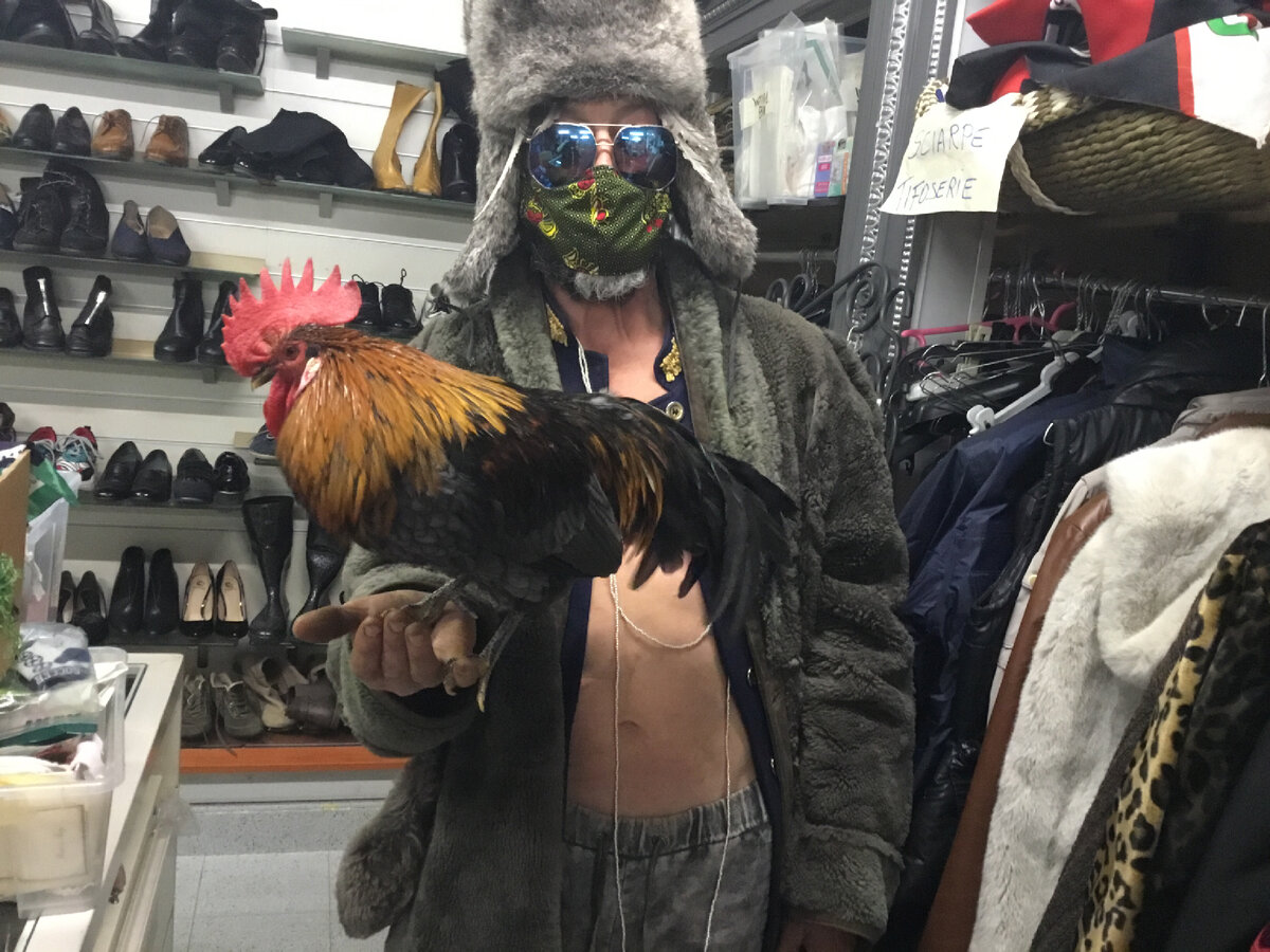 Наш постоянный покупатель Ренато в субботу 13 ноября посетил нас со своим домашним питомцем. Фирменный стиль Ренато — тулуп на голое тело. Сегодня вместо тулупа дубленка вывернутая наизнанку. Образ украшен длиннейшей ниткой из очень мелких жемчужин… 