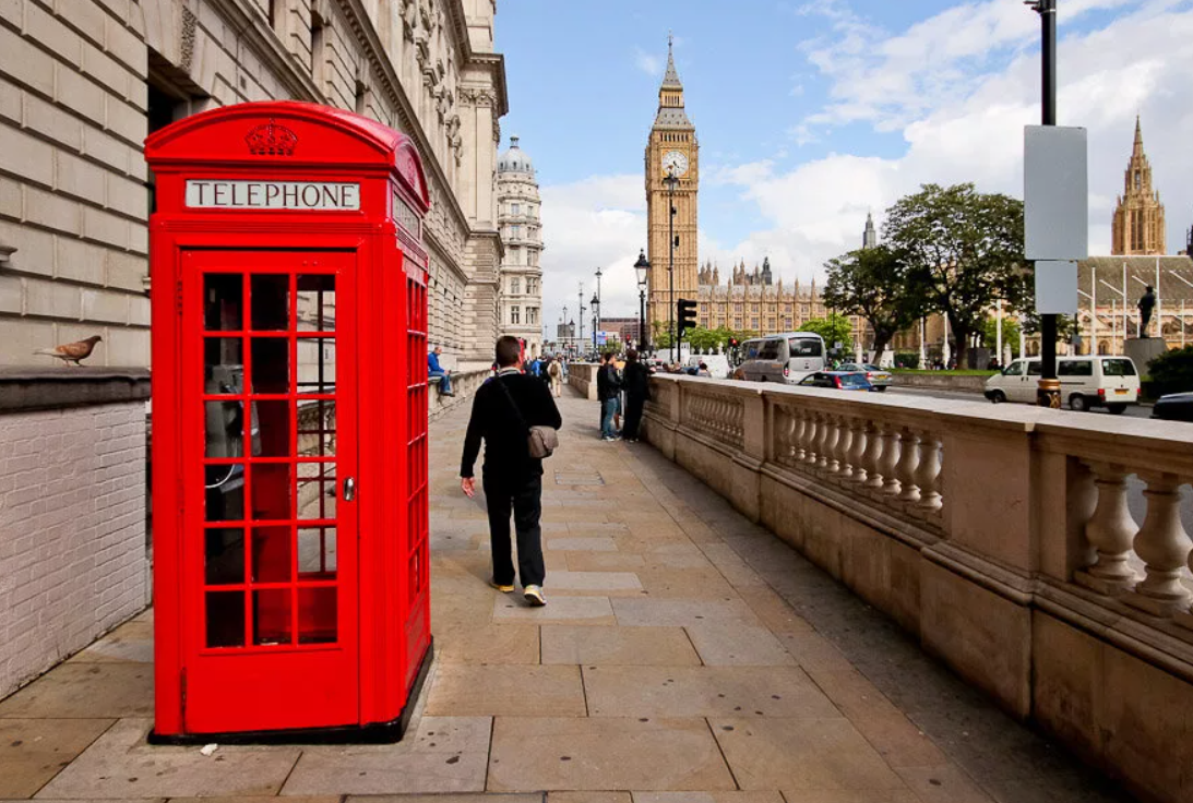 Красная телефонная будка в Лондоне. Красные Телефонные будки в Великобритании. Телефонная будка Лондон Великобритания. Телефонная будка в Великобритании. Британия телефон