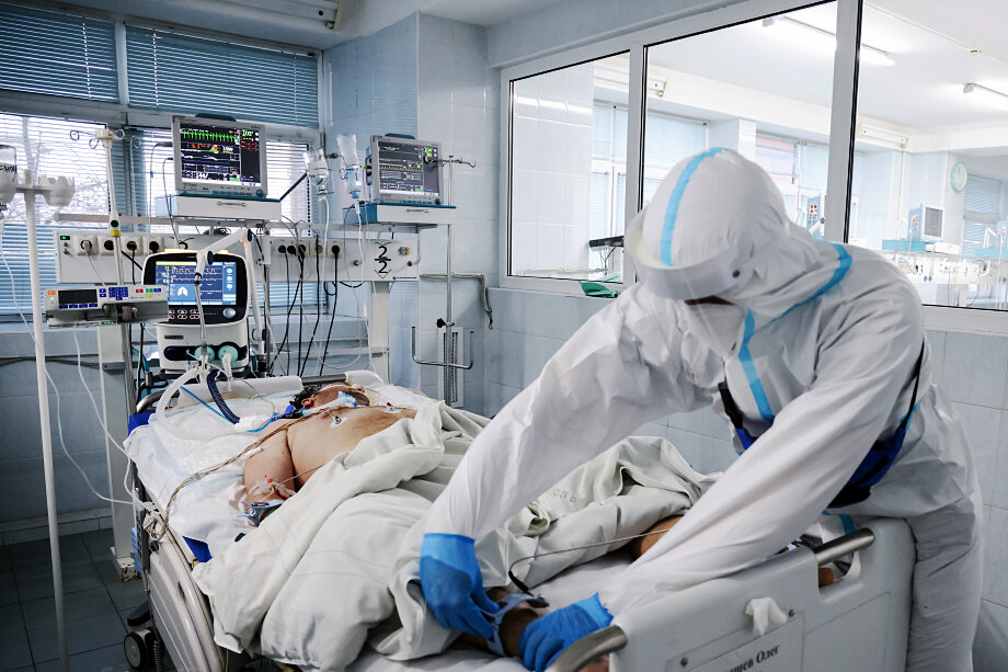 В ковидных отделениях можно заработать 3–4 тыс. рублей в сутки. Фото: Пётр Ковалёв/ТАСС