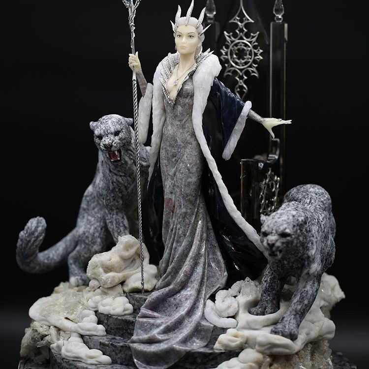 Камни: кварц, родусит, халцедон, бриллианты, сапфир, топаз, кахолонг, магнезит, родонит, долерит, флюорит, кварцит, хрусталь, лабрадорит, мрамор. Металл: золото, серебро, бронза. Год создания: 2018.  