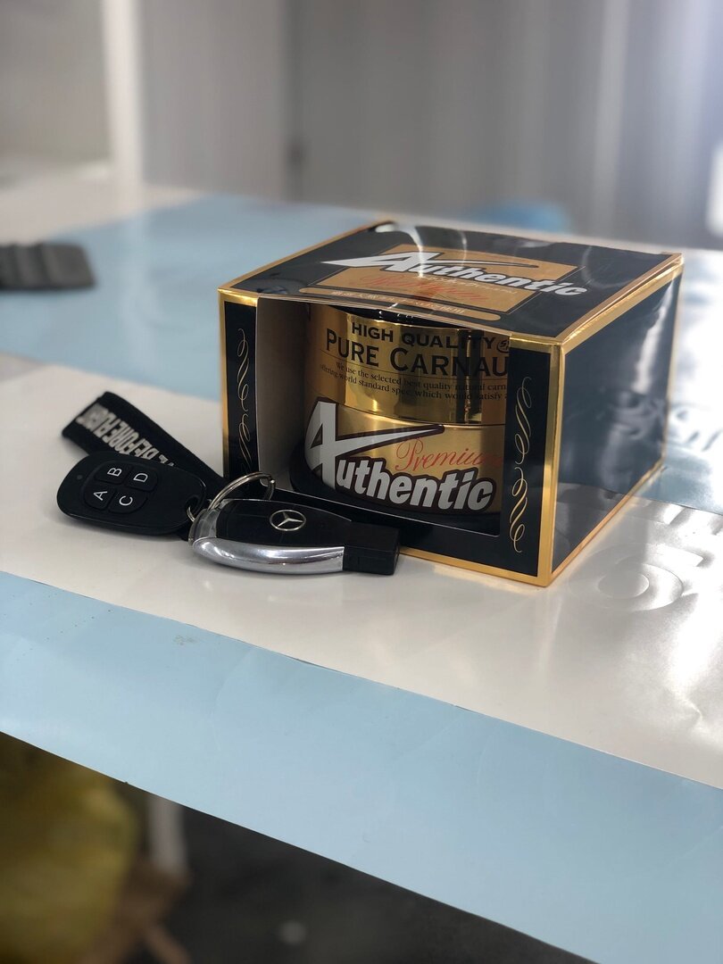 Но работает он обычно не дольше месяца, то есть, периодически вам нужен сухой бокс или гараж, где вы сможете наносить его сами, т.к. наносить его в студиях невыгодно. Одно нанесение воска стоит около 1000 рублей, когда сама банка хорошего воска будет стоить около 3-5 тысяч и хватает ее на 20-25 нанесений! (Фото сделано автором) 