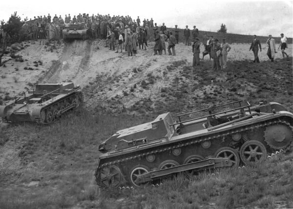 Учебные танки Pz.I Ausf.В во время демонстрационных заездов. 1936 год. На таких машинах осуществлялась подготовка механиков-водителей