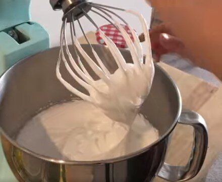 Взбиваем массу до однородной, устойчивых, крутых пиков. 