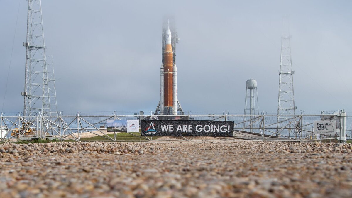 Фото: ракета Space Launch System для программы Artemis на стартовой площадке. © NASA.