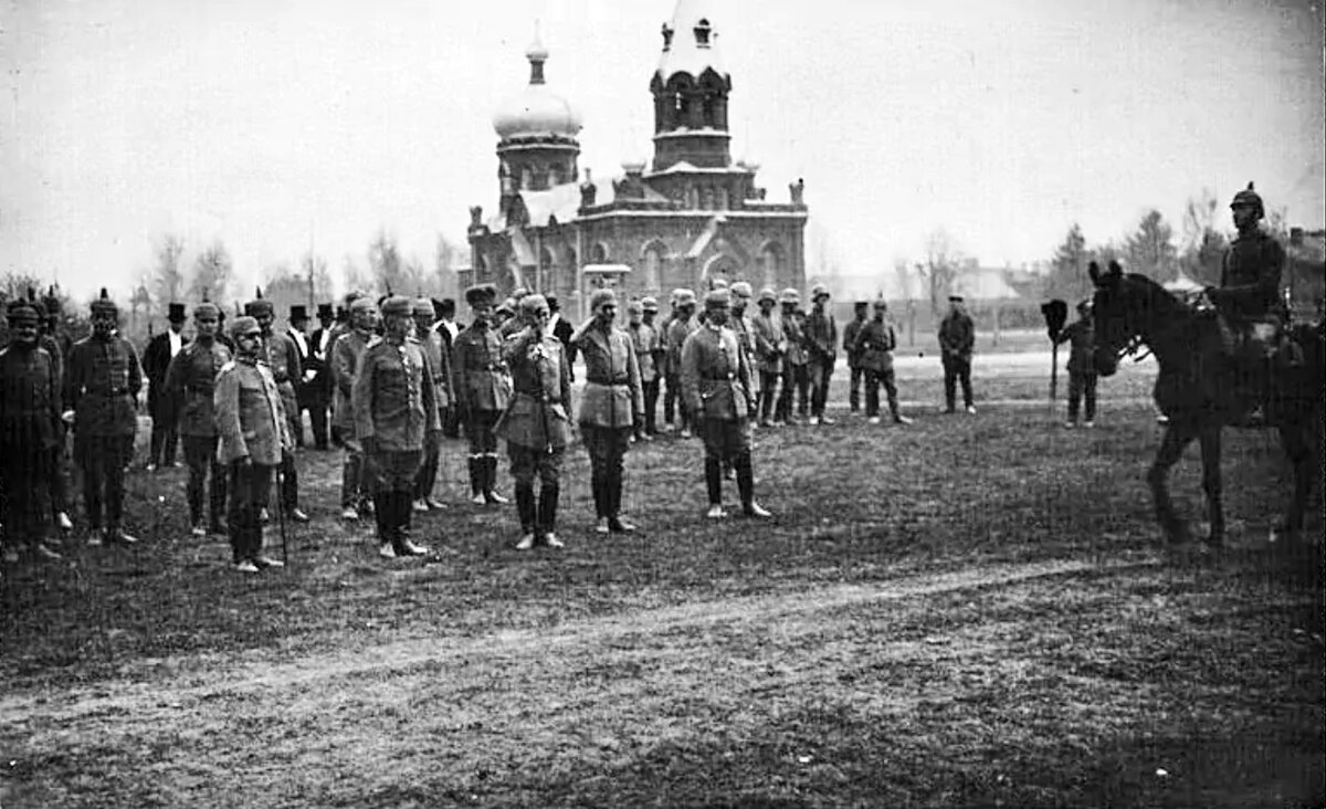 Принц Леопольд Баварский проводит смотр войск на плацу