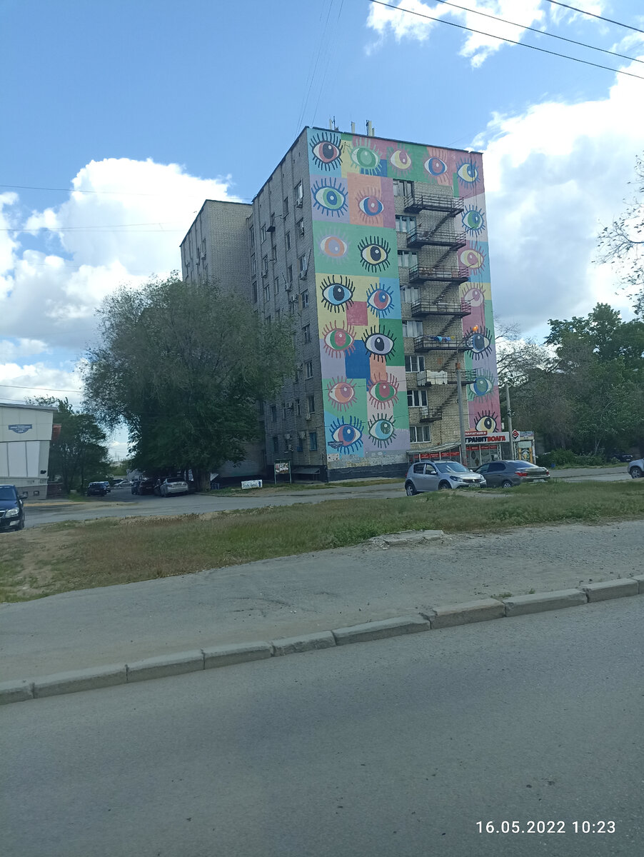 Просто глазастый дом. Странненько, на мой взгляд. Интересно, а жильцам и прочим горожанам нравится? И кто согласовывал проект и кому вообще пришло такое в голову?