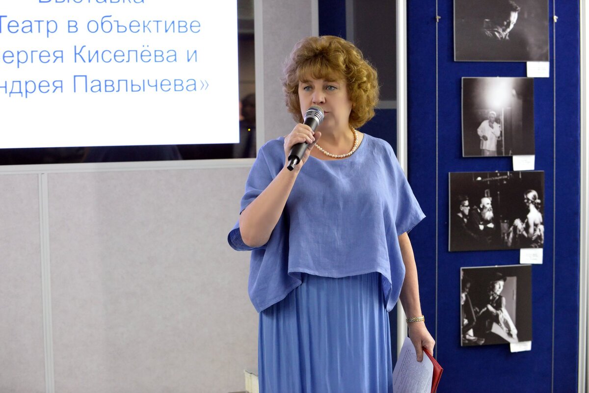 Светлана Павлова открывает одну из выставок в Тюменской областной думе