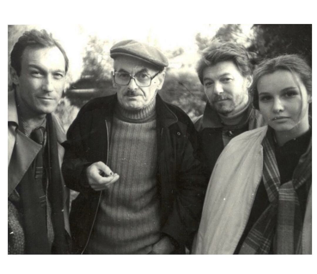 Олег Янковский, Булат Окуджава, Татьяна Друбич и Александр Збруев на съемках фильма «Храни меня, мой талисман», 1986 год. Источник фото: Instagram*